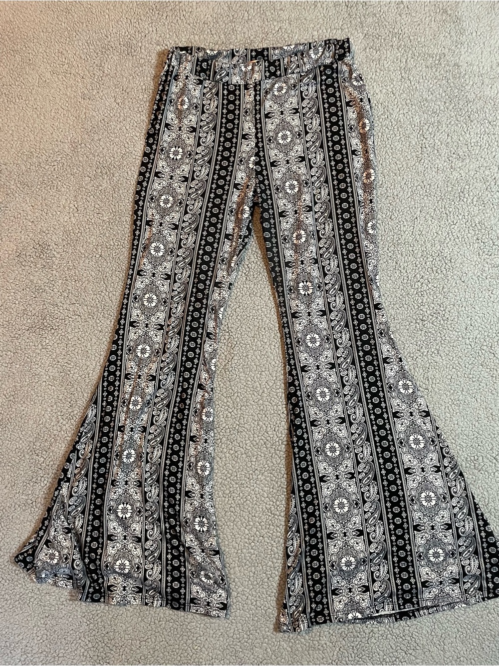 Misty Rose black and white paisley print flare pants Size S  #flares #paisley